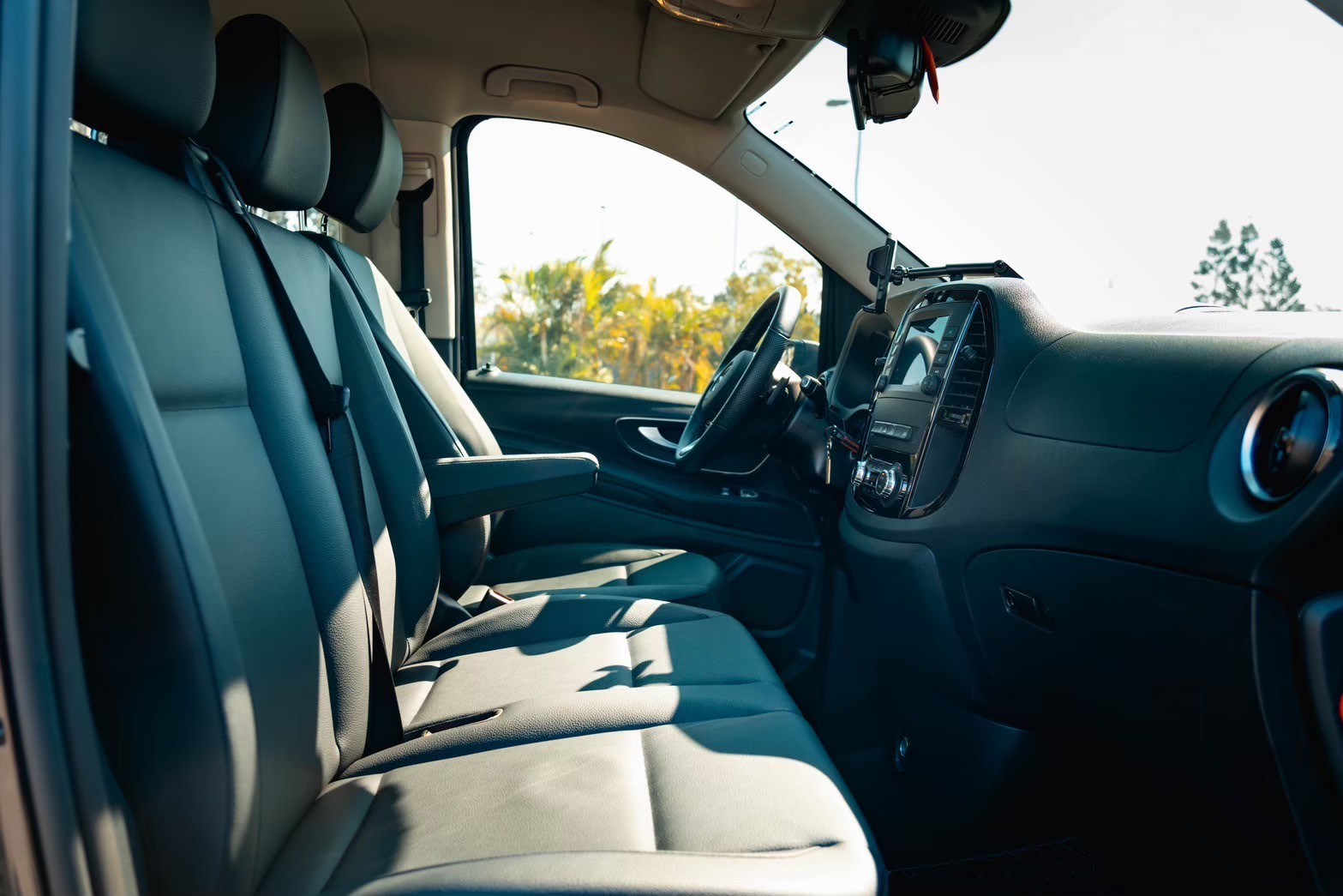 賓士九人座車圖片3